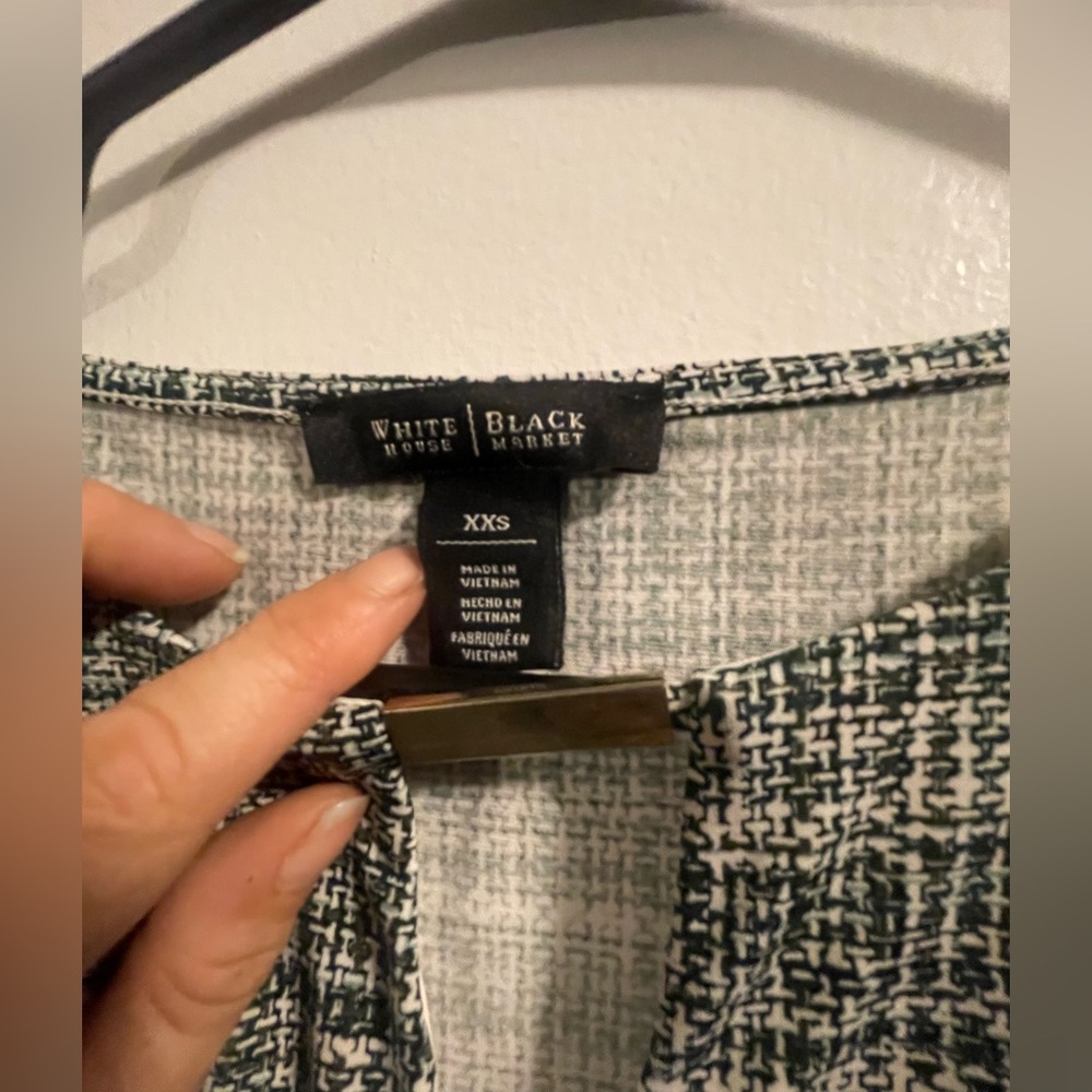 White House Black Market EUC Black, White and Green Sleeveless V-Neck Top - Picture 2 of 4